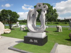 永恒之恋：仲博碑雕中的爱之赞歌